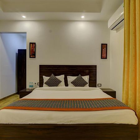 Country Inn Hotels & Resorts Vrindavan Bagian luar foto