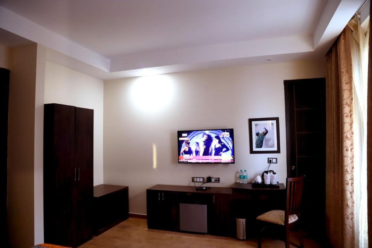 Country Inn Hotels & Resorts Vrindavan Bagian luar foto