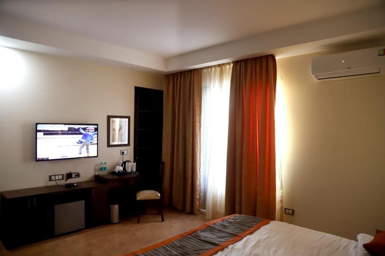 Country Inn Hotels & Resorts Vrindavan Bagian luar foto