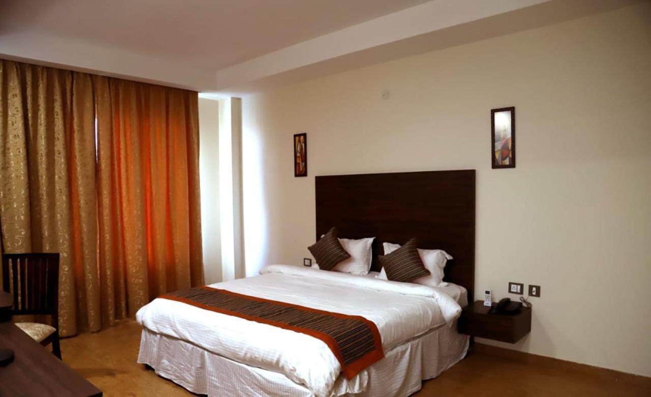 Country Inn Hotels & Resorts Vrindavan Bagian luar foto