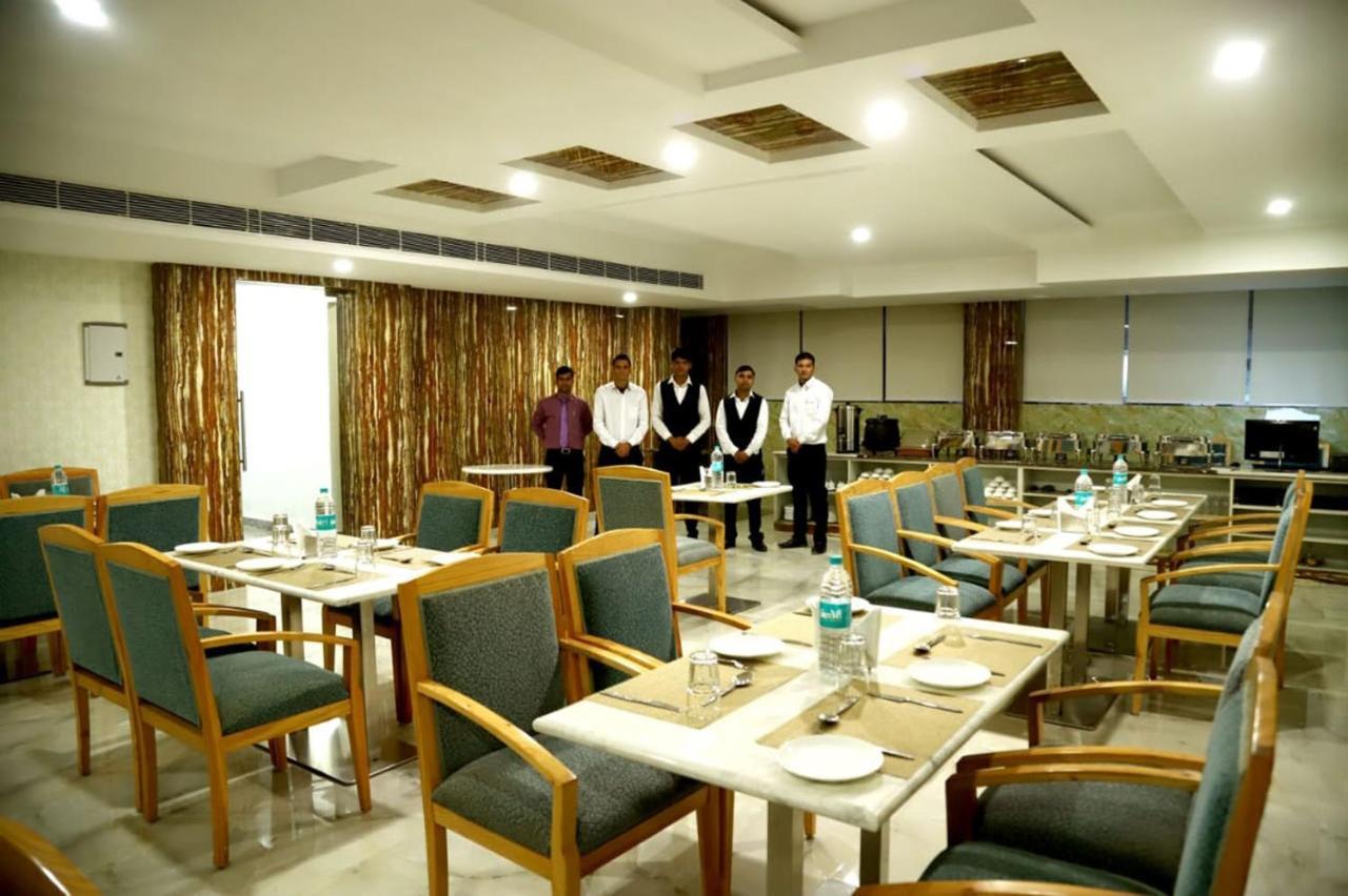 Country Inn Hotels & Resorts Vrindavan Bagian luar foto