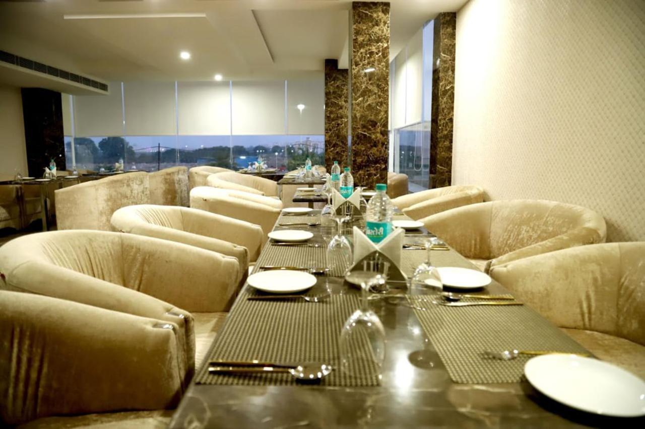 Country Inn Hotels & Resorts Vrindavan Bagian luar foto