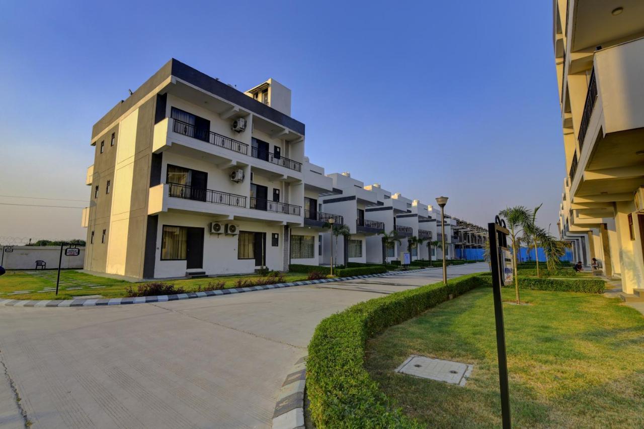 Country Inn Hotels & Resorts Vrindavan Bagian luar foto
