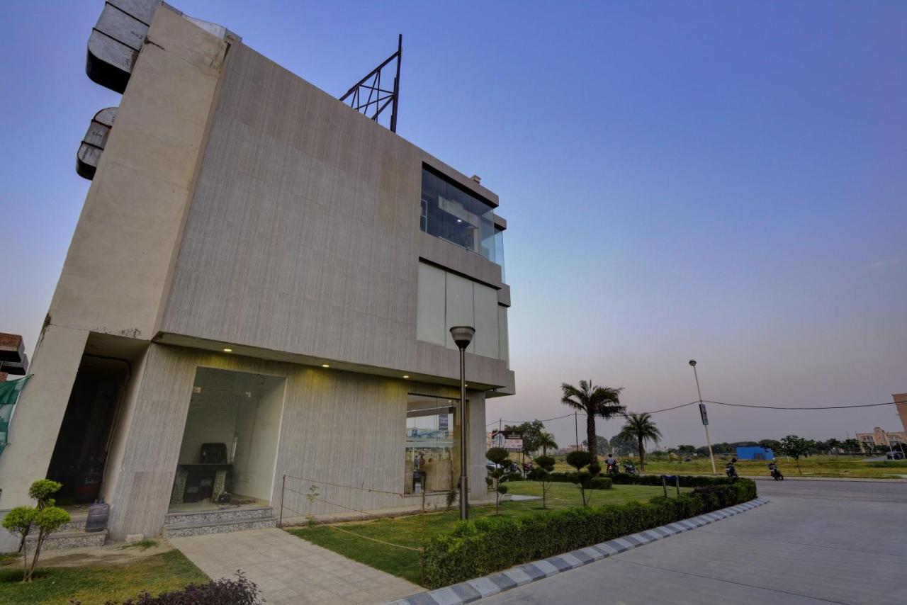 Country Inn Hotels & Resorts Vrindavan Bagian luar foto