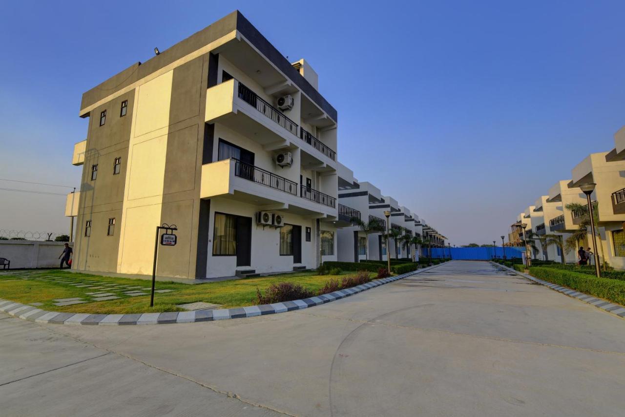 Country Inn Hotels & Resorts Vrindavan Bagian luar foto