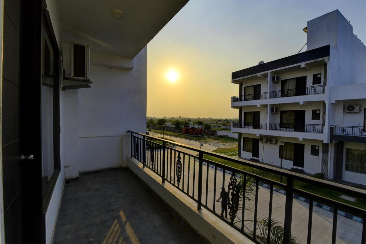 Country Inn Hotels & Resorts Vrindavan Bagian luar foto