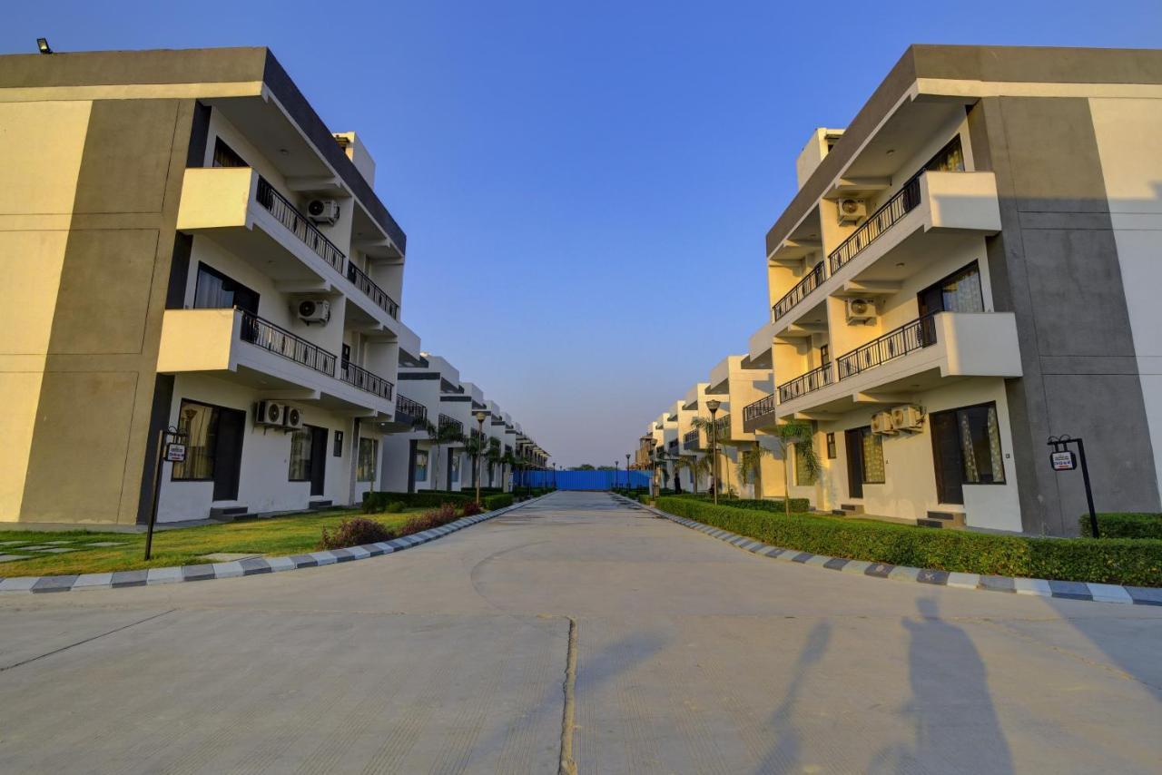 Country Inn Hotels & Resorts Vrindavan Bagian luar foto