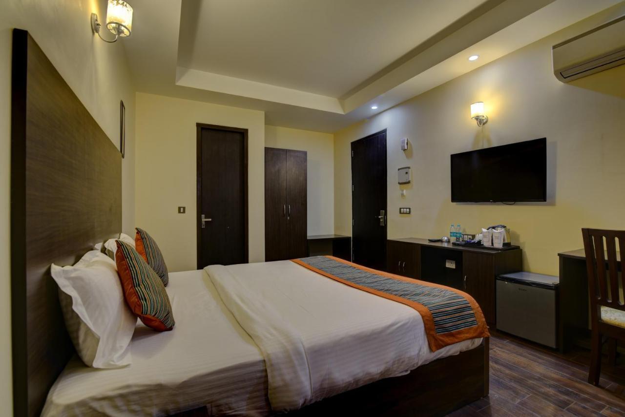 Country Inn Hotels & Resorts Vrindavan Bagian luar foto