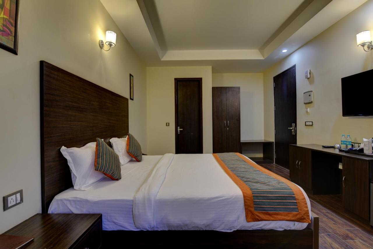 Country Inn Hotels & Resorts Vrindavan Bagian luar foto