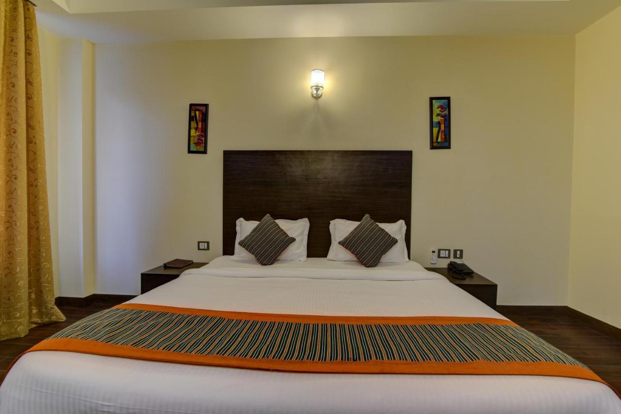 Country Inn Hotels & Resorts Vrindavan Bagian luar foto