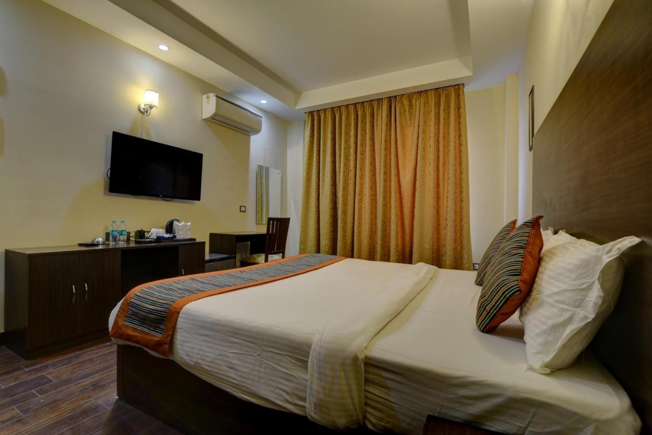 Country Inn Hotels & Resorts Vrindavan Bagian luar foto