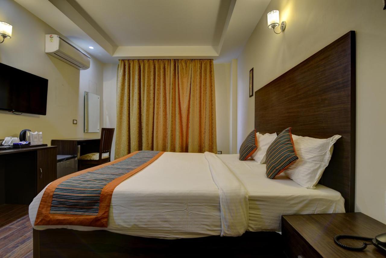 Country Inn Hotels & Resorts Vrindavan Bagian luar foto