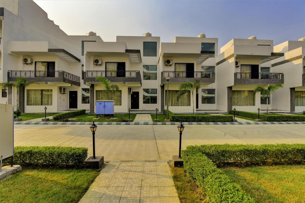 Country Inn Hotels & Resorts Vrindavan Bagian luar foto
