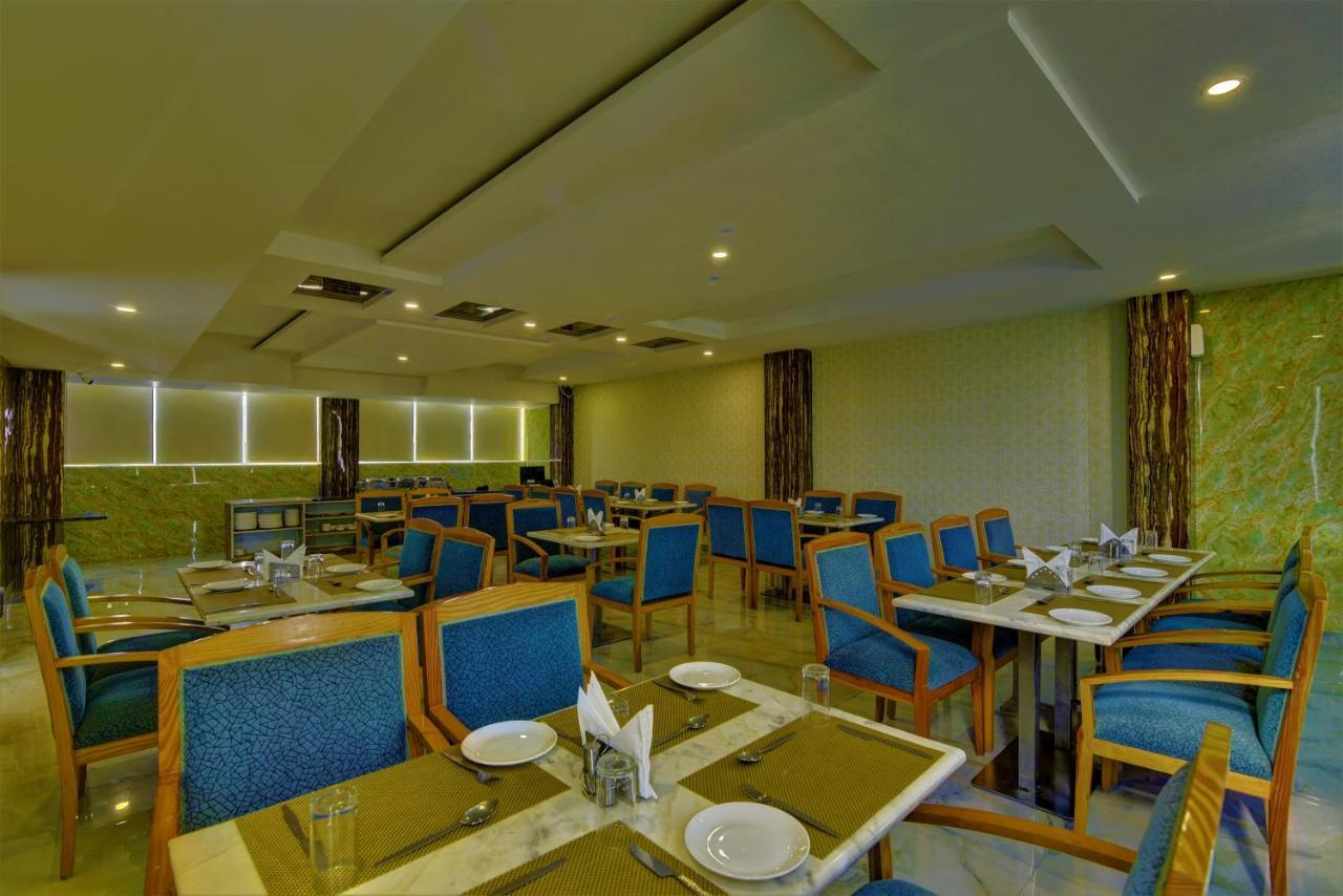 Country Inn Hotels & Resorts Vrindavan Bagian luar foto
