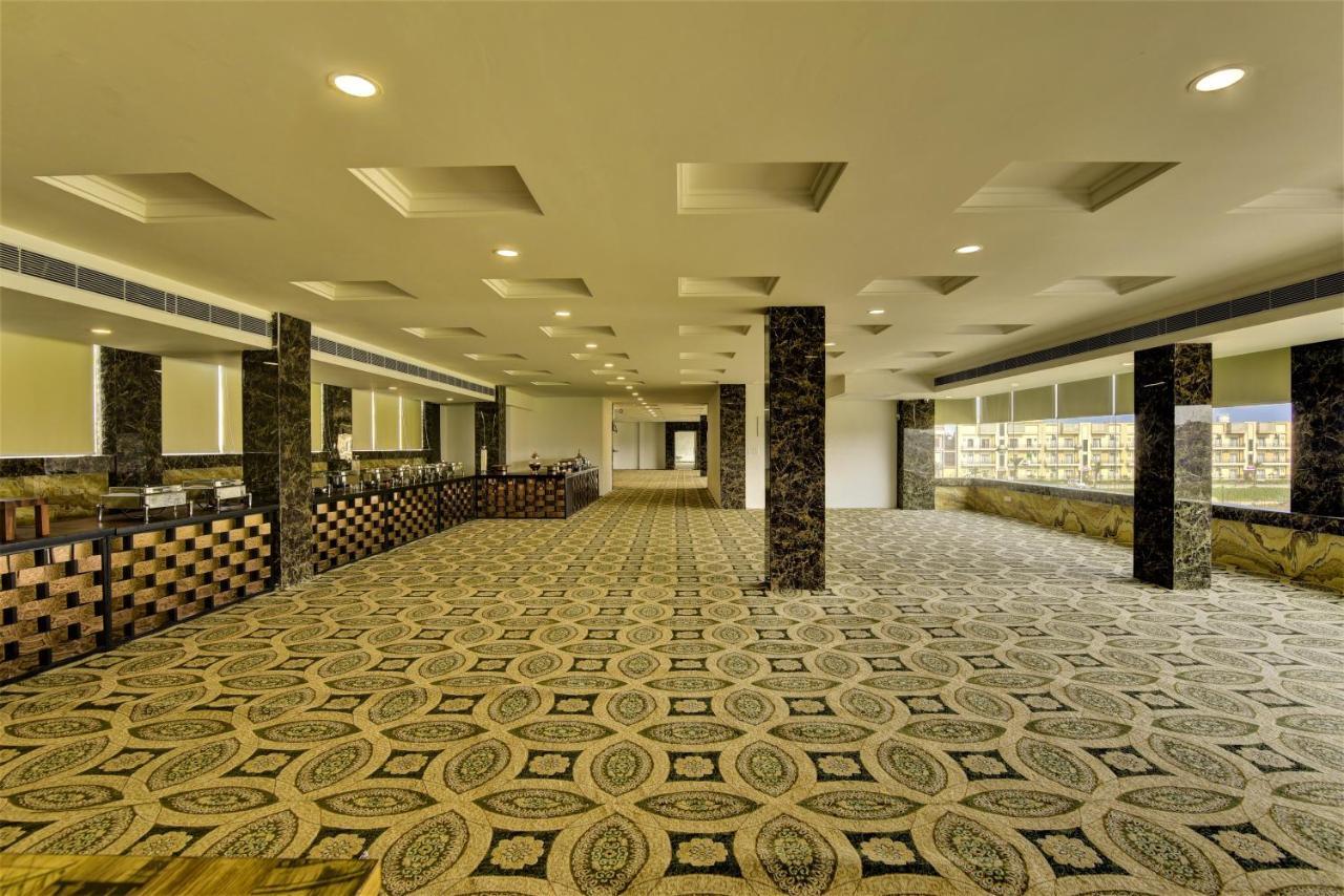 Country Inn Hotels & Resorts Vrindavan Bagian luar foto