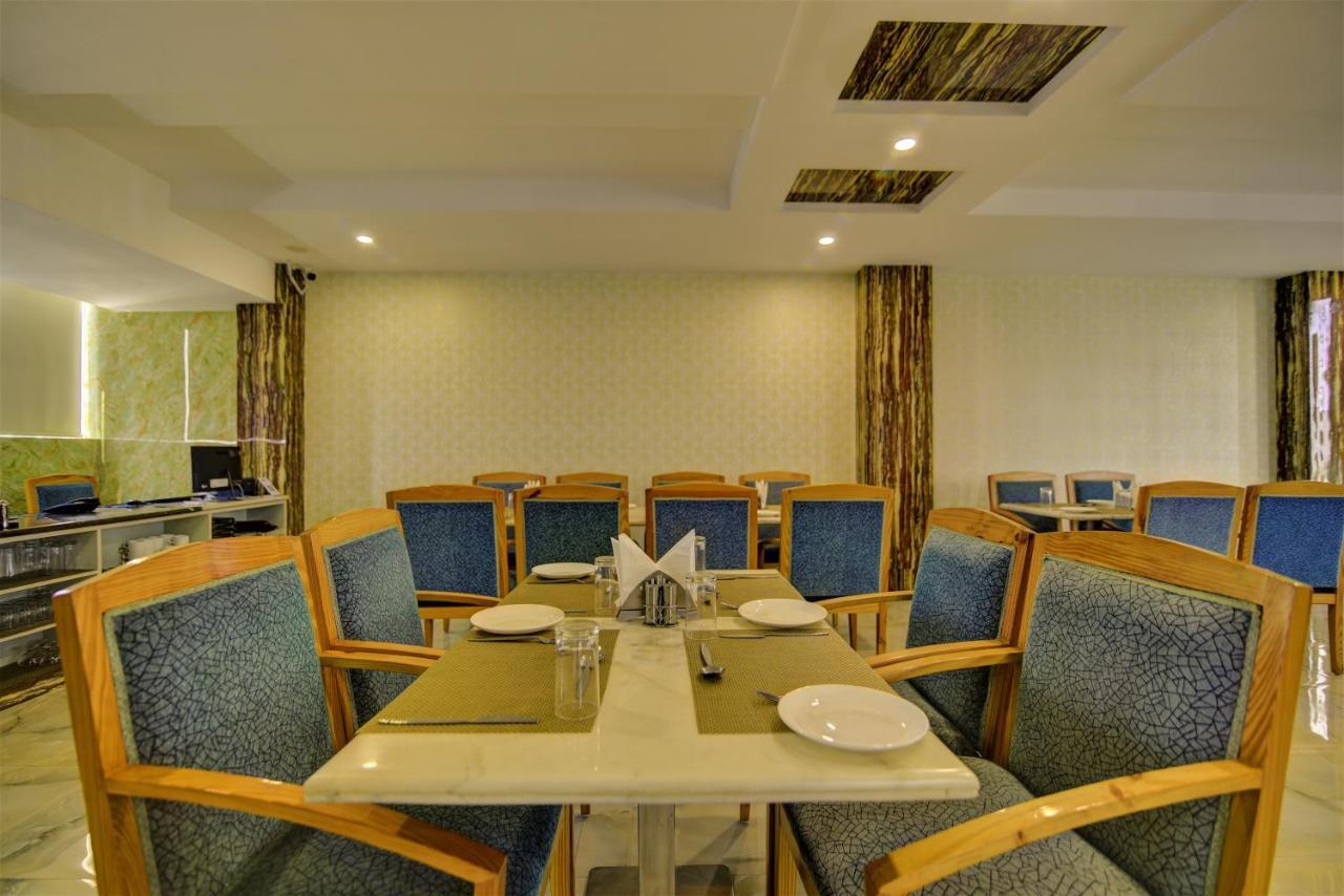 Country Inn Hotels & Resorts Vrindavan Bagian luar foto